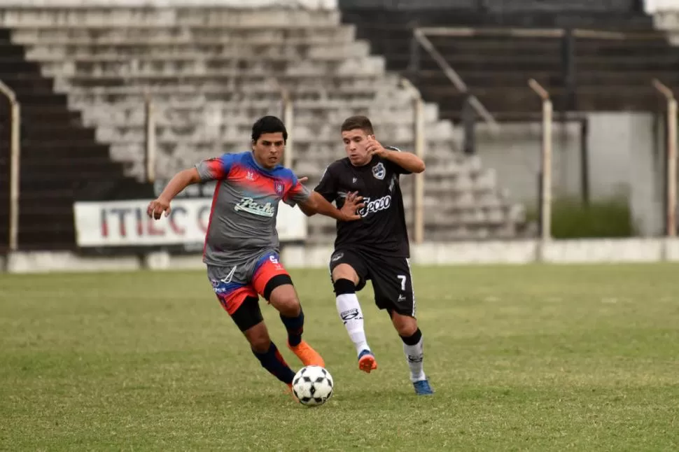 LUCHA . Cequi, de San Lorenzo, le gana la pelota a Castillo, de Central Norte. la gaceta / foto de Inés Quinteros Orio