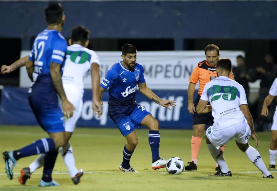 RESERVA. Díaz, que el viernes por la noche en El Bosque fue titular en lugar de “Pulguita”, al que Zielinski le dio descanso, volverá al banco el miércoles, cuando el “Decano” visite a The Strongest, en La Paz. enviado especial para la gaceta MARIA SILVIA GRANARA