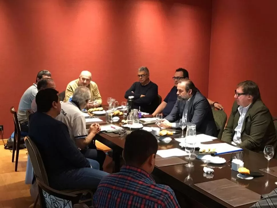 DISTINCIÓN. Horacio Muratore -centro- asistió a la reunión en el Hotel Hilton.  