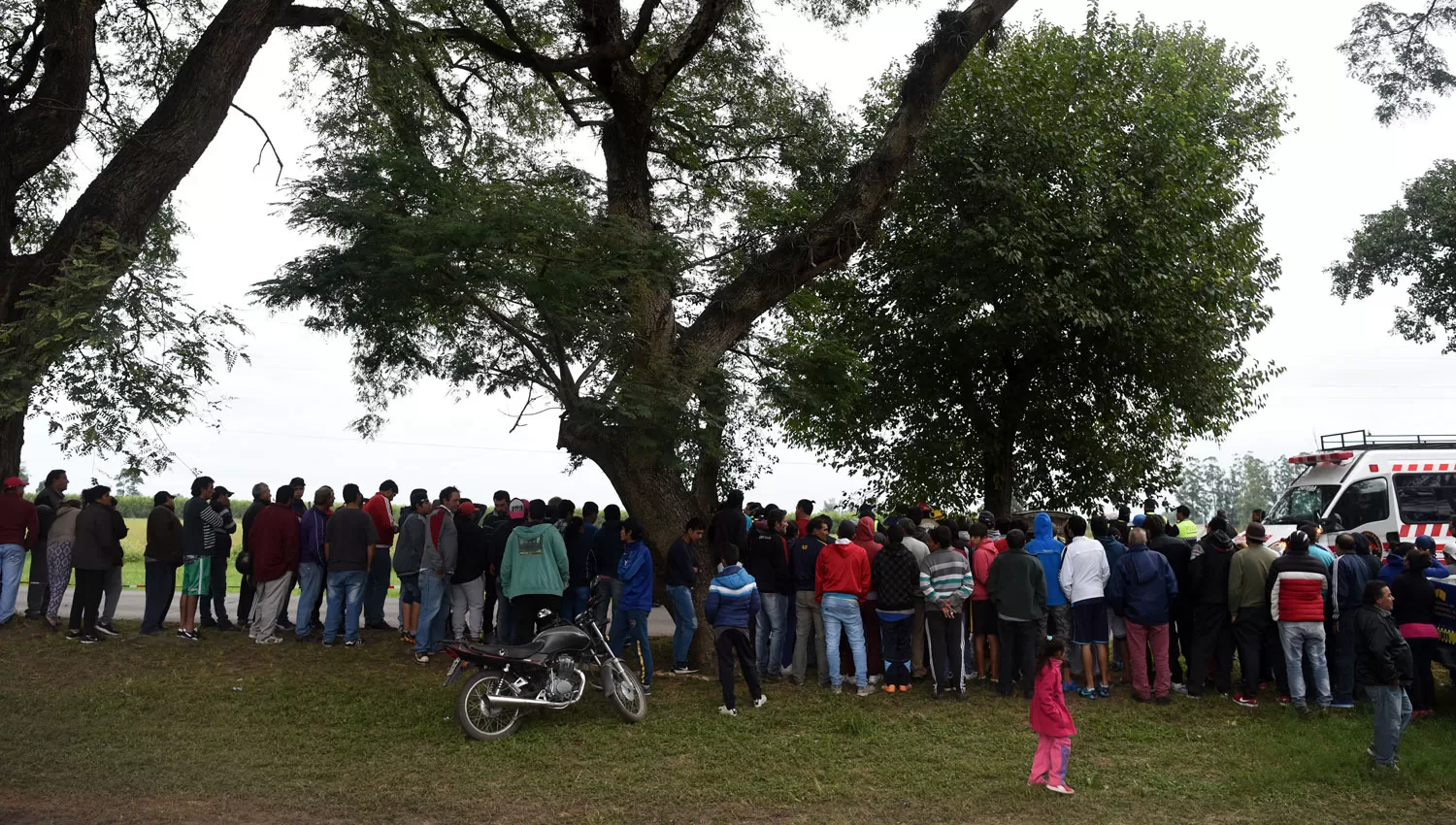 MULTITUD. Cientos de  personas observan el operativo de los rescatistas. LA GACETA / DIEGO ARÁOZ