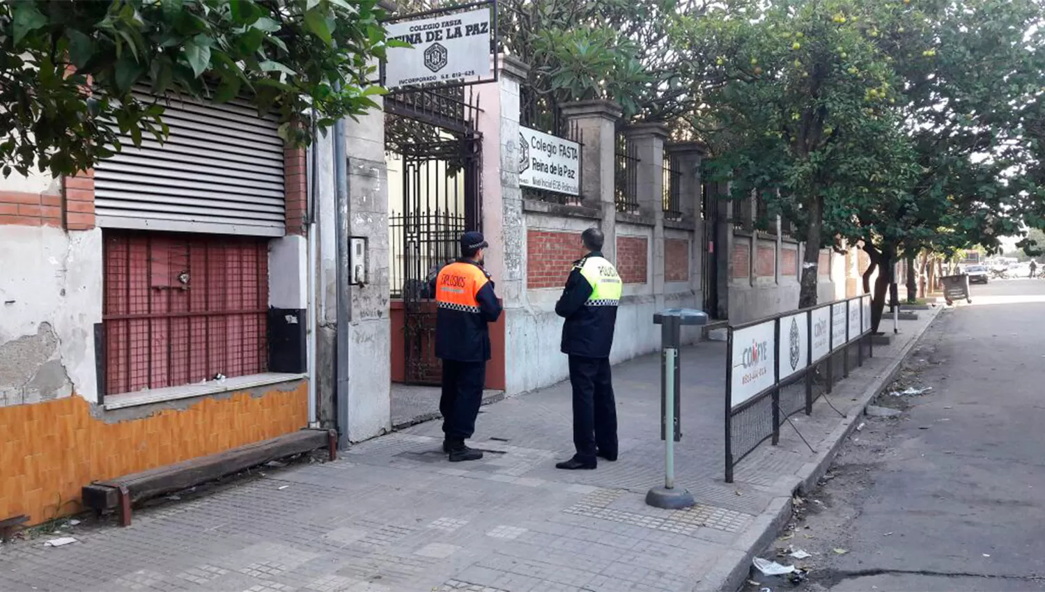 OPERATIVO. La Policía y los Bomberos inspeccionan la institución para determinar si existen los explosivos. 