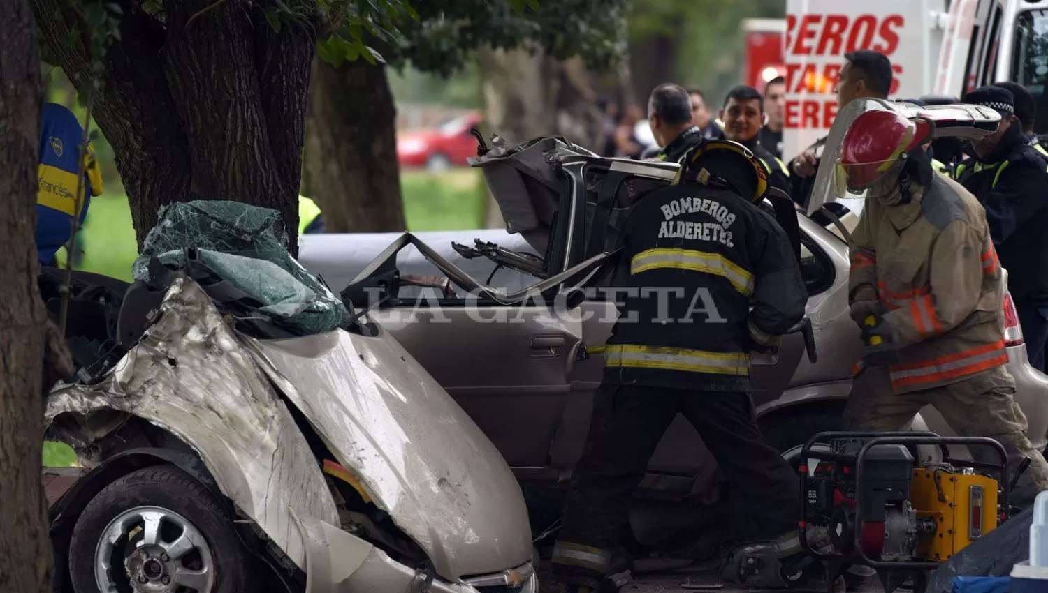 DESTROZADO. El auto se partió a la mitad. LA GACETA / DIEGO ARÁOZ