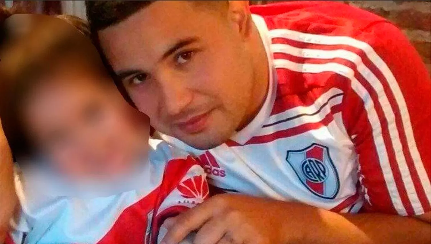 LEANDRO MIGUEL ALCARAZ. El chofer de 26 años cambió su día de descanso para estar presente en el cumpleaños de su hija, hoy.  FOTO TOMADA DE MINUTOUNO.COM.AR