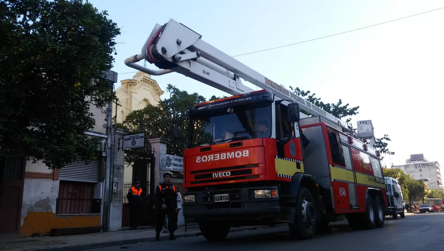 AMENAZA DE BOMBA. Bomberos revisando el colegio Reina de la Paz esta mañana. FOTO TOMADA DE TWITTER/ ISAÍAS CISNEROS