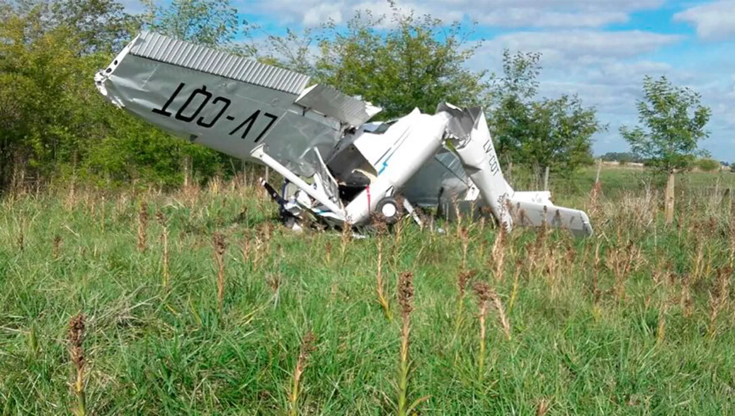 PARTIDA AL MEDIO. Los ocupantes de la avioneta fueron hospitalizados. FOTO TOMADA DE TWITTER.COM/CLASAB_AVIATION