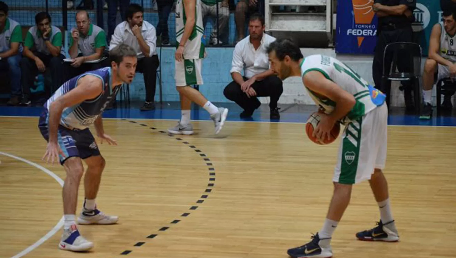 El escolta Adrián Forastieri (con el balón) tiene 35 años y es uno de los jugadores más desequilibrantes de BH Gualeguay.
FOTO TOMADA DE PRENSA FERRO DE CONCORDIA