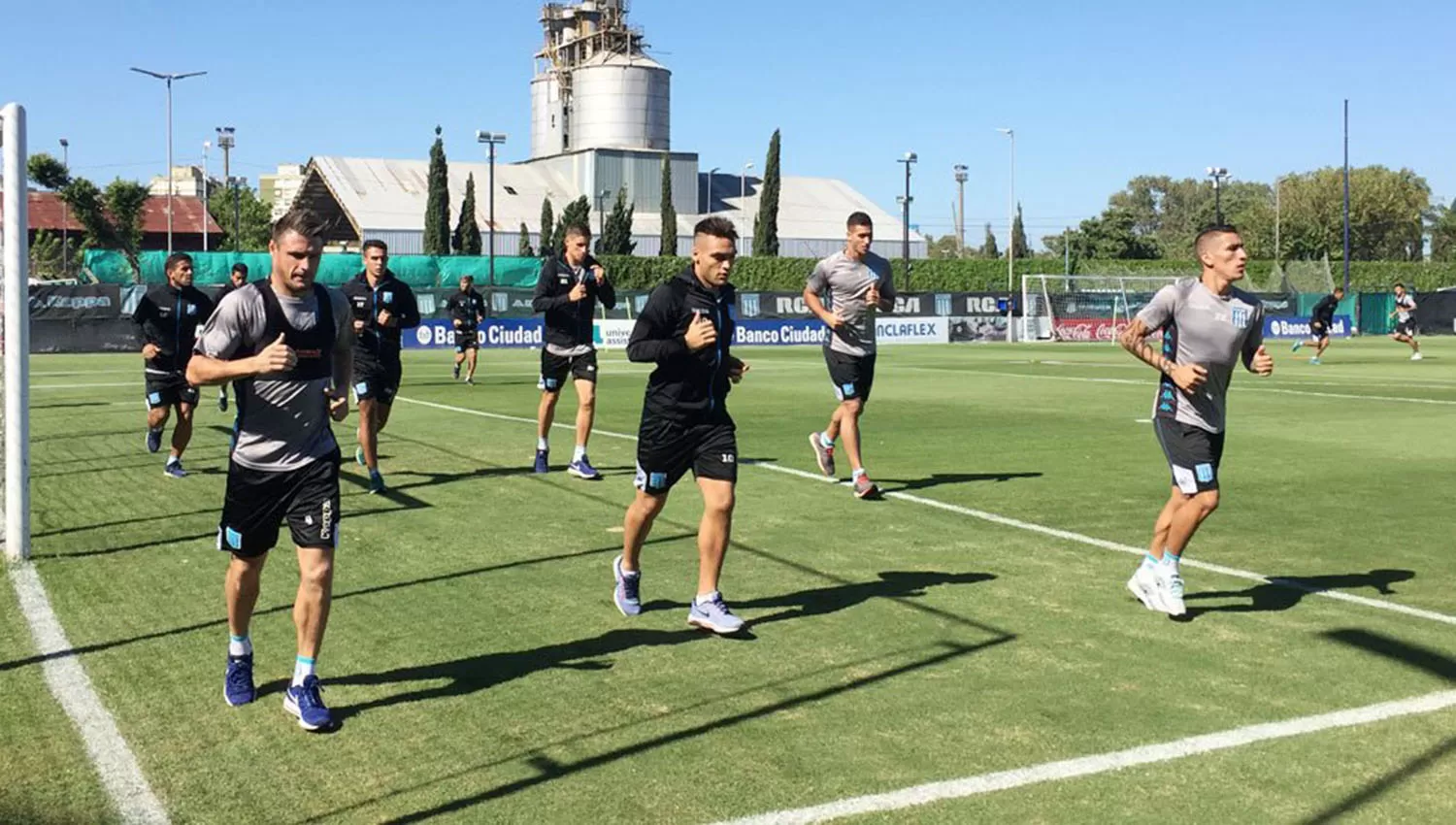 Lautaro Martínez se entrenó con la academia ayer y hoy charló con Sampaoli.
FOTO TOMADA DE PRENSA CLUB ATLÉTICO RACING CLUB