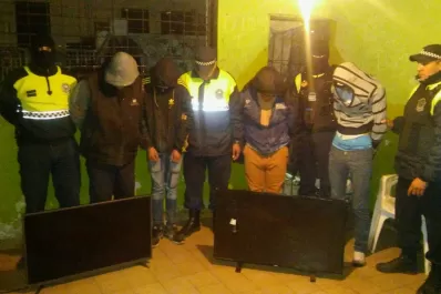 La Bombilla: cinco ladrones simularon ser policías para ingresar a una casa y desvalijarla