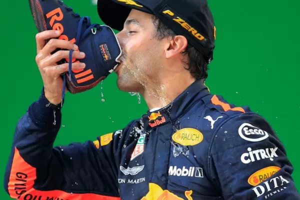 Emocionante victoria de Ricciardo, con Red Bull; Bottas y Räikkönen fueron sus escoltas
