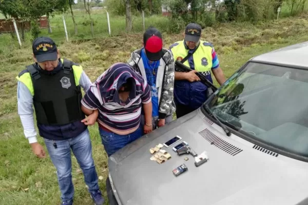 Secuestraron droga y un arma en un auto