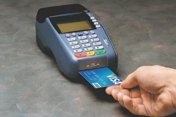 Los bancos sugieren apelar a la tarjeta de débito para mitigar efectos del paro