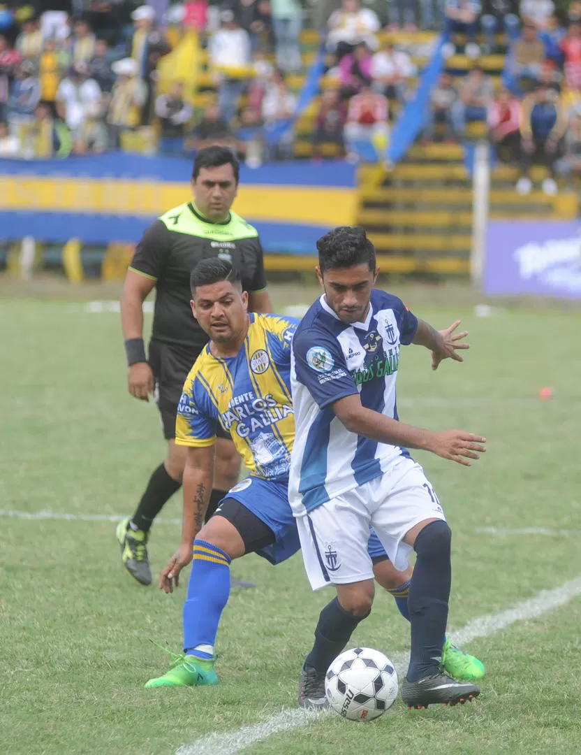 AVANCE. Ibarra, de Almirante Brown, deja en el camino a Cancino, de San Pablo. la gaceta / foto de Antonio Ferroni