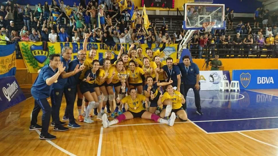 LOCURA EN CASA. Las chicas de Boca festejan la conquista del título. prensa CAbj