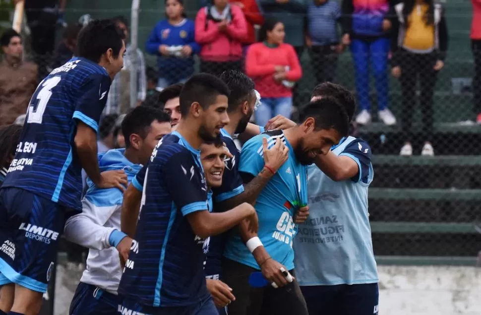 TODAS LAS FELICITACIONES SON PARA ÉL. El arquero Gustavo Aún recibe los saludos de sus compañeros, luego de atajar los dos penales y darle la clasificación a Deportivo Marapa para la final del Federal C. la gaceta / fotos de osvaldo ripoll