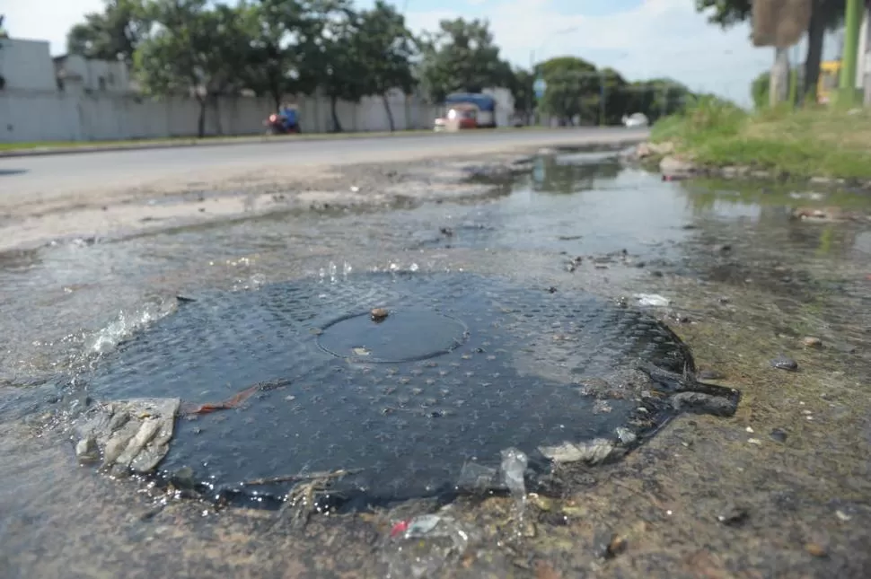 DERRAME. Las roturas en cloacas y los desbordes, como el registrado en Juan B. Justo al 1600, irritan a vecinos. la gaceta / foto de franco vera