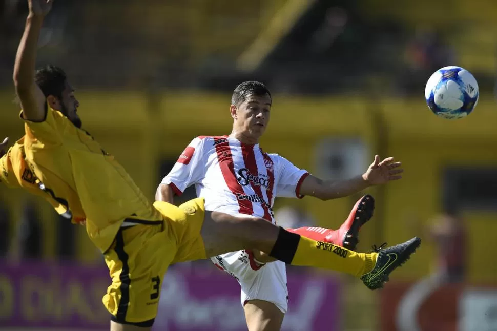 A TONO. El desempeño de Walter Busse, que en la foto lucha contra Camacho, no contrastó con el del resto del equipo. El volante no aportó en el armado del juego ofensivo y el “Santo” sintió esta ausencia. foto Ignacio Izaguirre (especial para la gaceta)