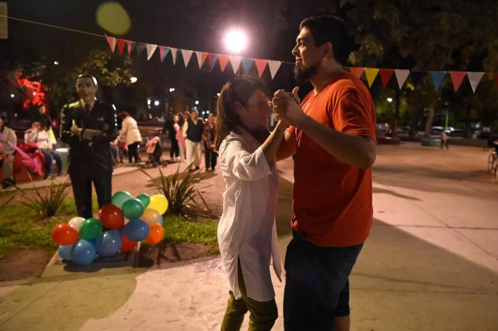 GARDEL, FELIZ. Los bailarines practican el 2x4 escoltados por la estatua de Carlos Gardel, instalada el año pasado. la gaceta / fotos de analia jaramillo 