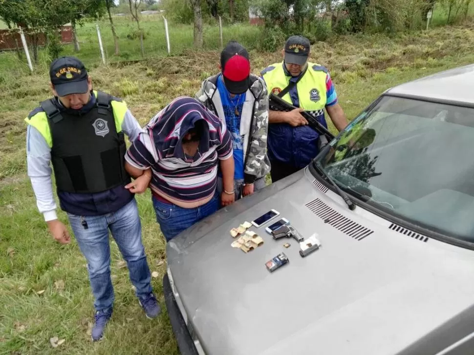 OPERATIVO. Los dos jóvenes son custodiados por efectivos de la Didrop.  
