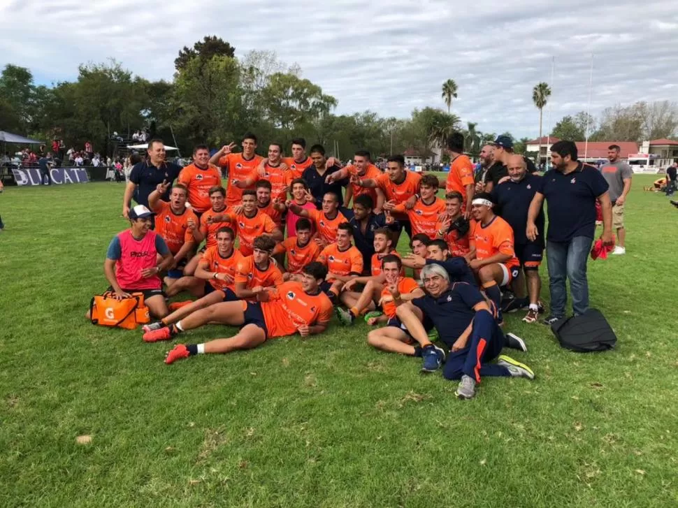 TODOS LO HICIERON POSIBLE. Los jugadores y el staff celebraron la obtención del bicampeonato en Santa Fe. ¿Podrán celebrar en el futuro con la camiseta mayor? gentileza tomás vanni 