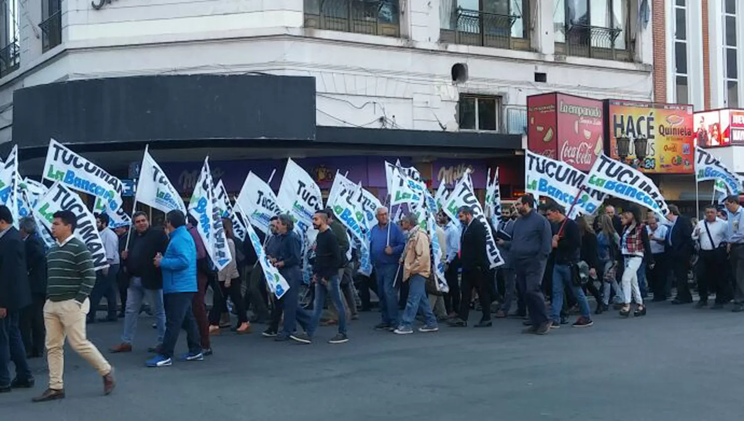 LA BANCARIA. Una columna del sindicato, esta mañana, en San Martín y 25 de Mayo. LA GACETA / JOSÉ NÁZARO