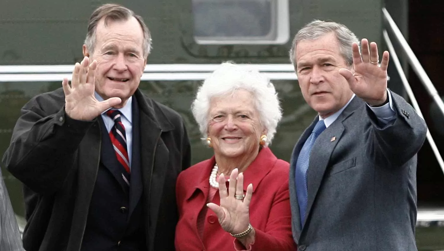 EN FAMILIA. Bárbara Bush, junto a su esposo, George, y a su hijo, George W. REUTERS