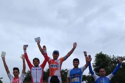 Agüero festejó en la prueba de ruta