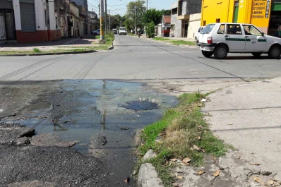 Una pérdida cloacal causa malestar en la esquina República del Líbano y Chile