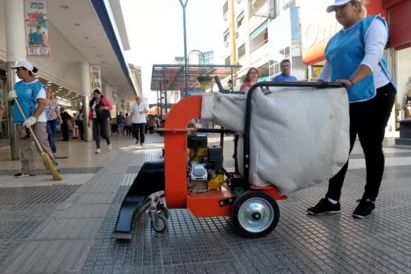 Aspiradoras y escobas para limpiar la peatonal