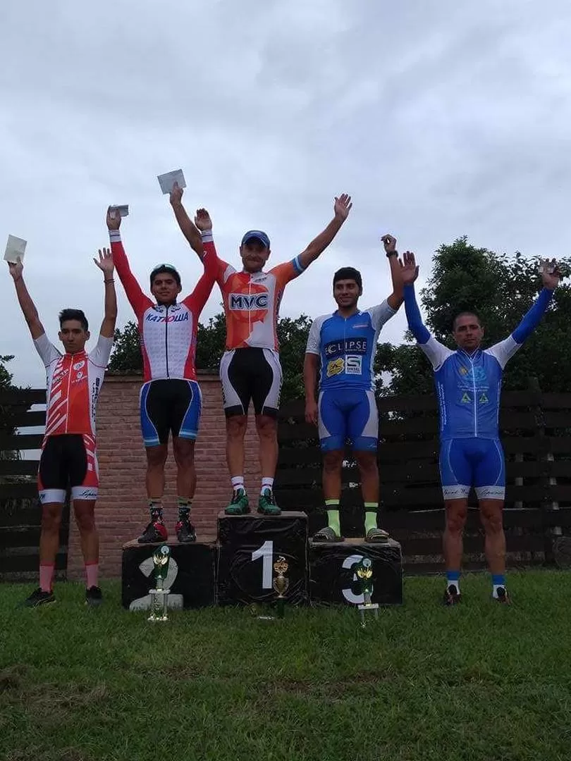 LOS MEJORES. Agüero (centro) consiguió un gran triunfo. 