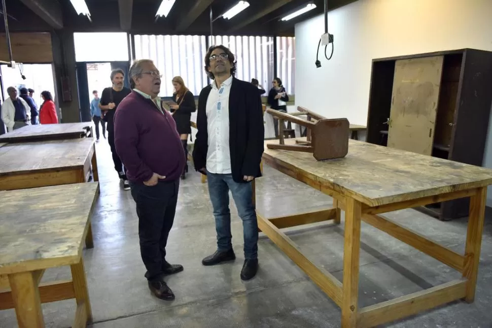 NUEVOS ESPACIOS. El profesor Antonio Leiva (izquierda) junto a otros docentes en el salón remodelado de la escuela de Luthería de la UNT. LA GACETA / FOTO DE INÉS QUINTEROS ORIO. 