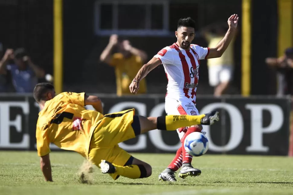 DESLUCIDO. Maximiliano Martínez tuvo una tarea muy irregular en el partido ante Flandria. El “Santo” perdió la chance de volver a subirse al liderazgo junto a Aldosivi, Foto de ignacio izaguirre (especial para la gaceta)