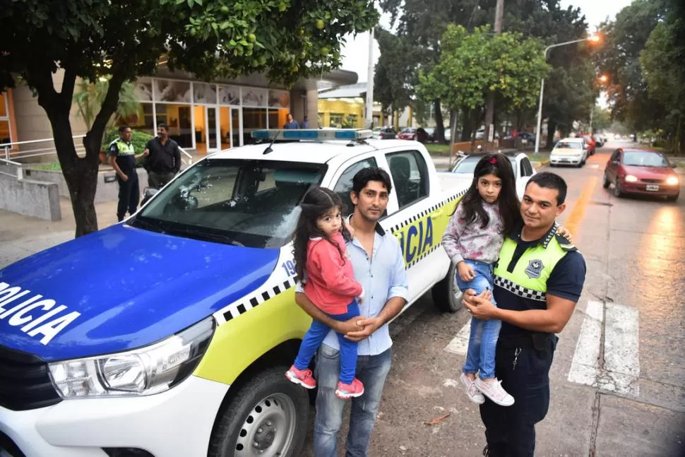 HOMENAJE EN 2017. Miguel Ruiz, de uniforme y con Adabella -la pequeña que salvó- en brazos, junto al padre de la niña y su hermanita. LA GACETA / FOTO DE OSVALDO RIPOLL.-