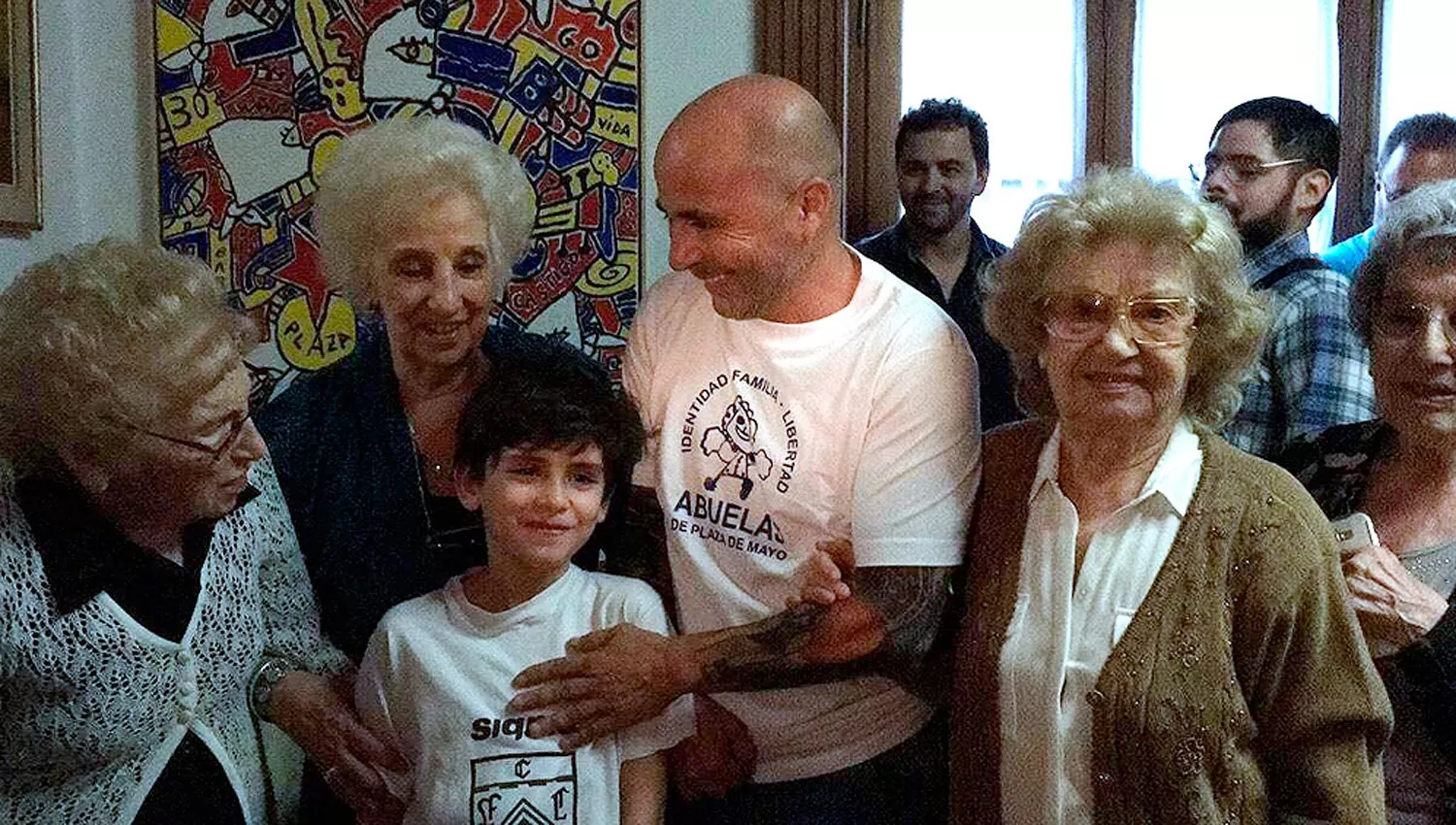 SAMPAOLI CON ABUELAS. El DT renovó su apoyo a la lucha de las abuelas. FOTO TOMADA DE CENTROINFORMES.COM.AR