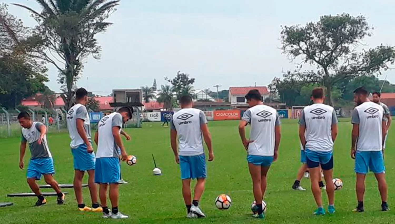 PREPARACIÓN. Los jugadores de Atlético entrenaron en Santa Cruz de la Sierra antes de viajar a La Paz. (@ATOficial)