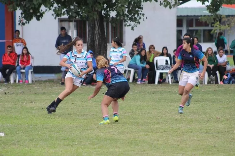 CARA A CARA. Andrea Moreno, de Alberdi, encara a una rival.  