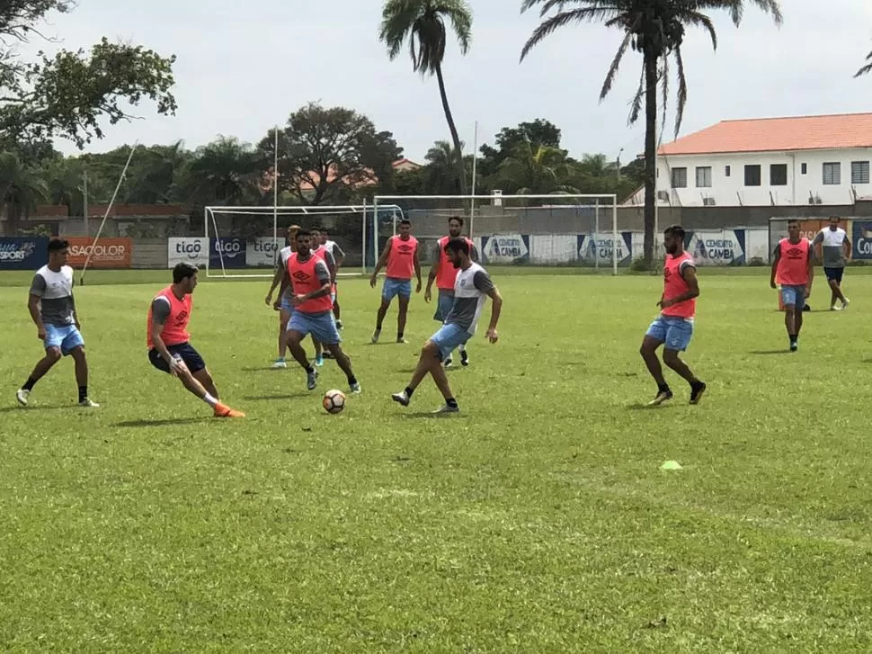 PICADO. Durante la práctica de ayer, en el predio de Blooming, los jugadores se divirtieron con un partido de fútbol informal. Hasta Cristian Lucchetti jugó. la gaceta / foto de nicolás iriarte (enviado especial)