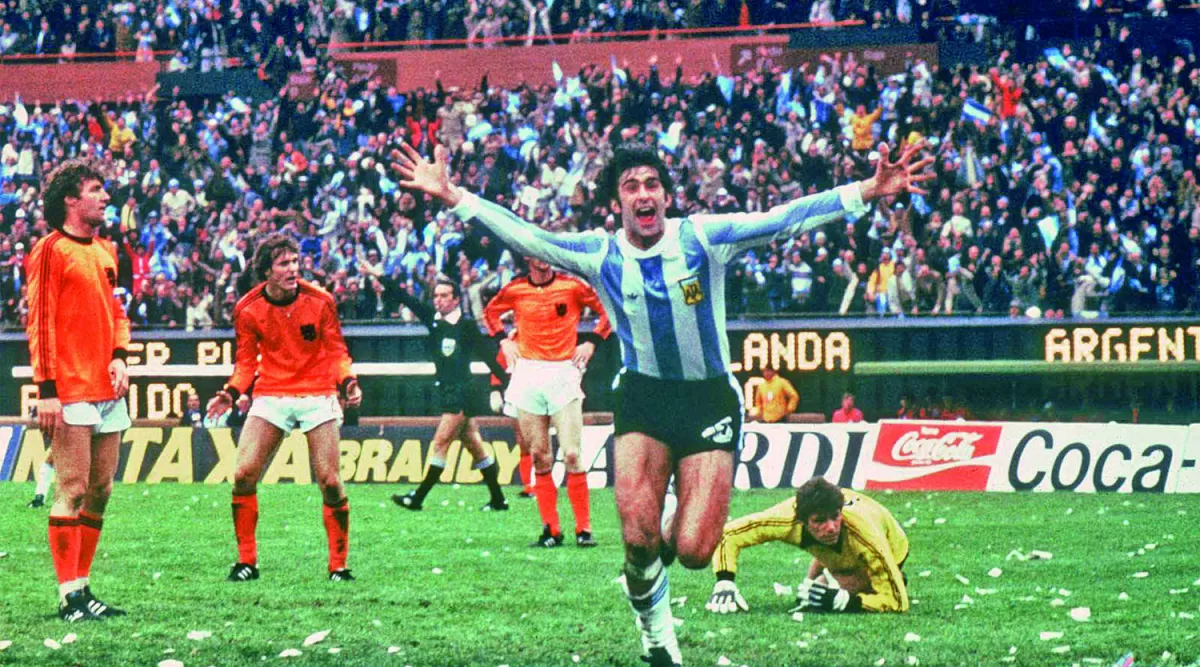 Kempes celebra uno de sus tantos contra Holanda.