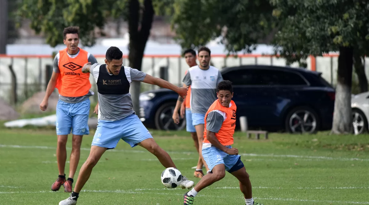 ESTARÁ EL DOMINGO. Cabral, que le roba la pelota a Romero en la práctica de ayer, puede inyectarle aire fresco a la zaga del Decano  .FOTO LA GACETA/ INÉS QUINTEROS ORIO.