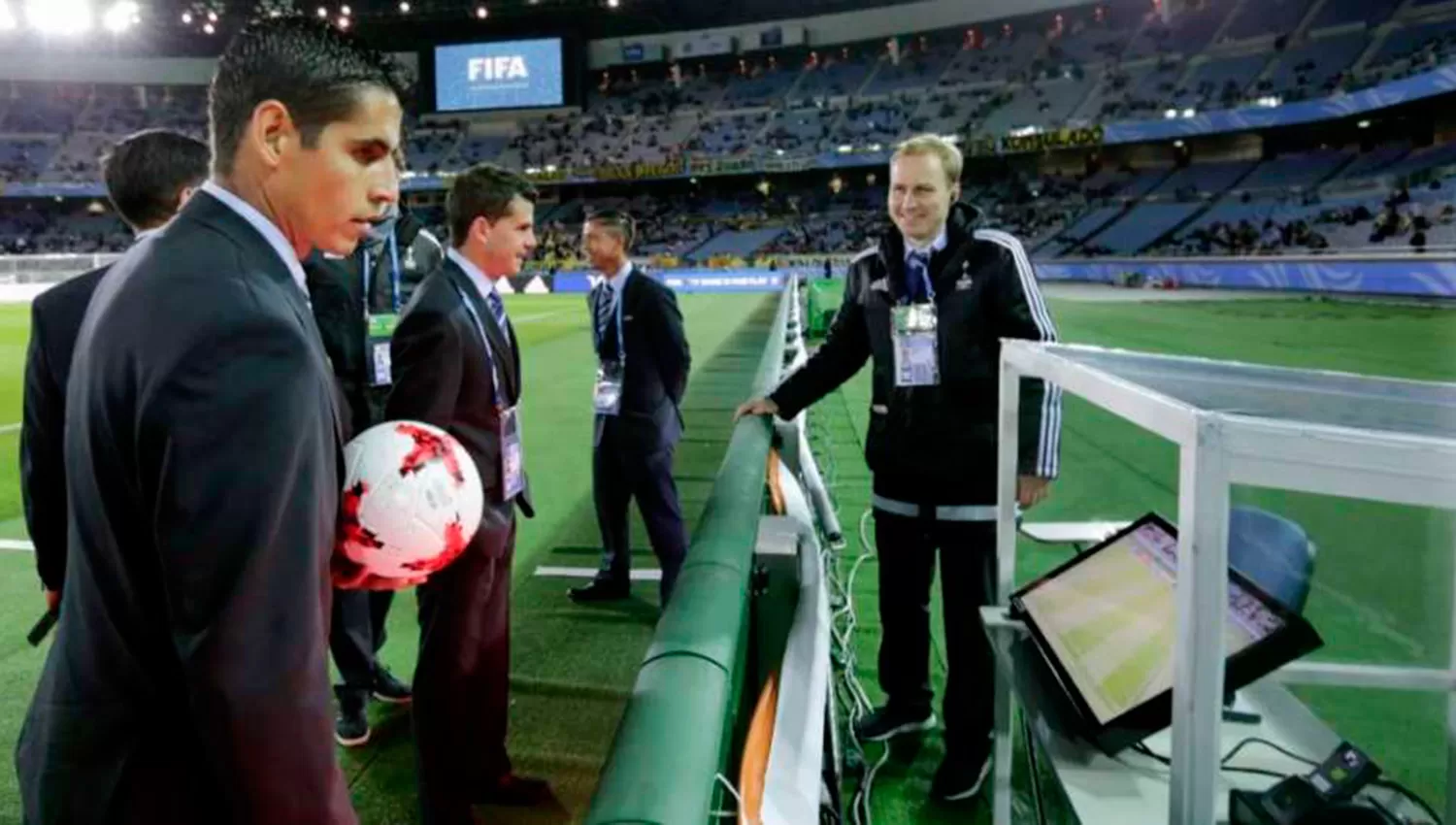 VAR EN LAS CANCHAS. La FIFA explicará las decisiones para no generar polémica. 