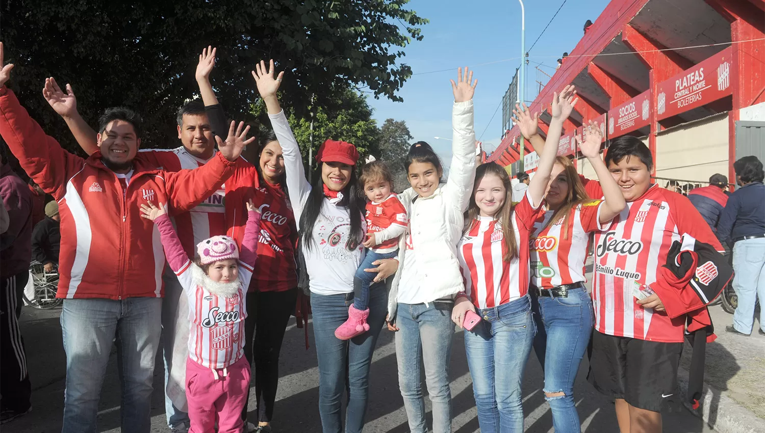 PRESENTES. Los hinchas Santos podrán sacar sus entradas para el partido ante Brown desde mañana. (ARCHIVO LA GACETA)