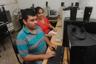 Videntes y no videntes ayudan a los ciegos a ganar autonomía