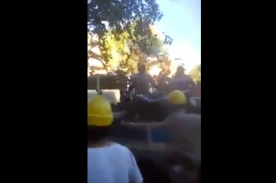 Albañiles impidieron que agentes de Tránsito les secuestren sus motos mal estacionadas