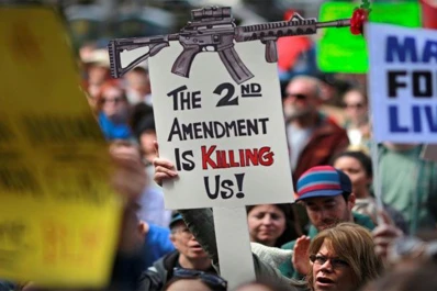 Estudiantes reclaman más control de armas