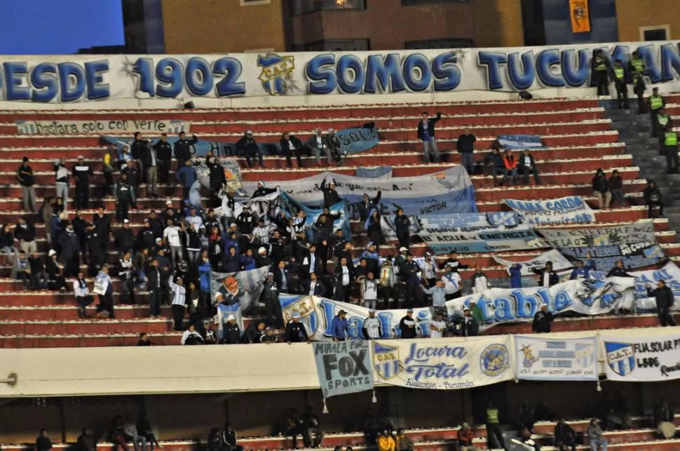 EN TODOS LADOS. Los hinchas que viajaron hasta La Paz dejaron en alto el nombre de Atlético. Hasta hicieron migas con Bolívar, el archirrival de The Strongest, que también festejó el triunfo “Decano”. FELICES. Luciano Sosa, que viajó en bus hasta La Paz, posa para la foto en el estadio al igual que Javier Sánchez y sus amigos Ulises y Sebastián. Ellos viajaron en avión, pero hicieron varias escalas.