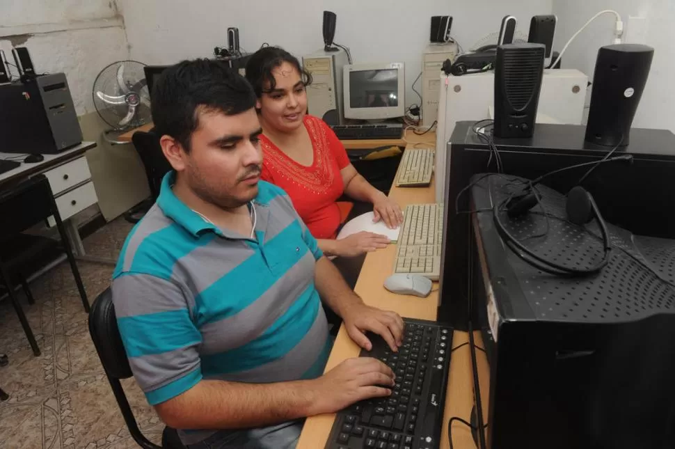 EN PLENA TAREA. Exequiel Figueroa y Yaneth Galovard trabajan en la filial Tucumán de la Red Mate. LA GACETA / FOTO DE ANTONIO FERRONI.-