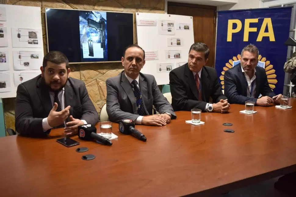 EXPLICACIONES. El fiscal Camuña y los comisarios Hernández, Mataruco y Luján en la conferencia. la gaceta / foto de inés quinteros orio 