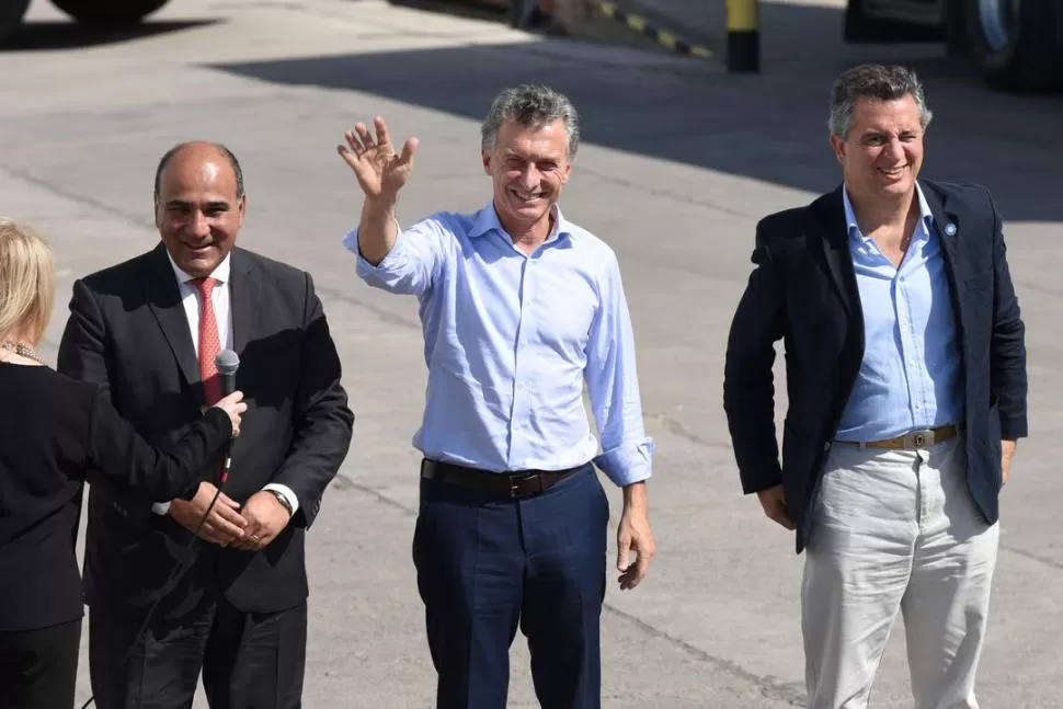 SONRIENTES. Macri (centro) saludaba al público mientras le entregaban el micrófono a Manzur para iniciar el acto. la gaceta / foto de diego aráoz 