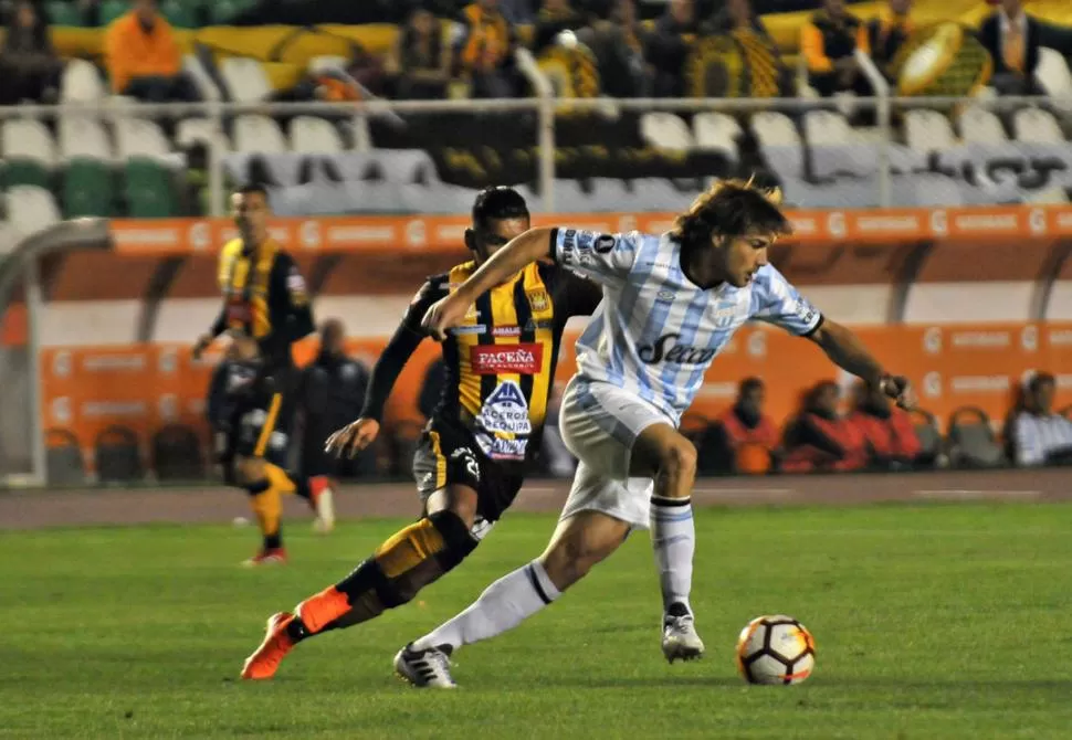 UNA MURALLA. García, de gran partido, estuvo bien en  en la marca, tanto por arriba como por abajo. Su única falla fue no poder cerrar el centro que terminó en gol de espalda de Ibarbüen. FOTO DE MARKA-ADID