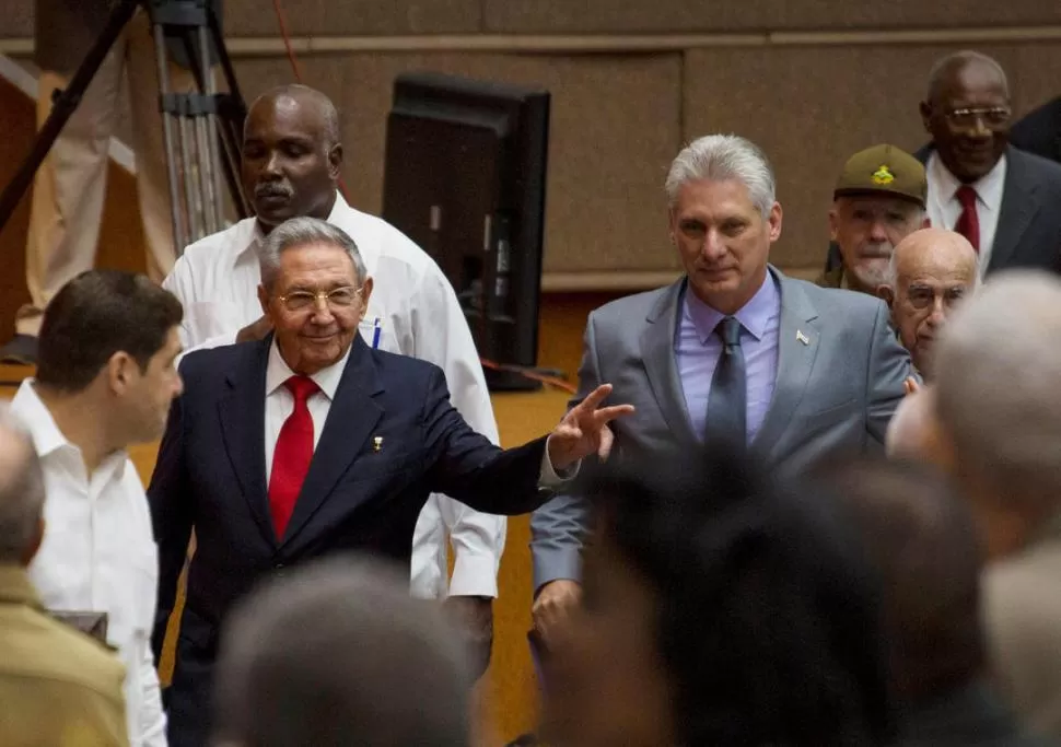 LA HABANA. Castro y Díaz-Canel arriban a la sesión de la Asamblea. Reuters