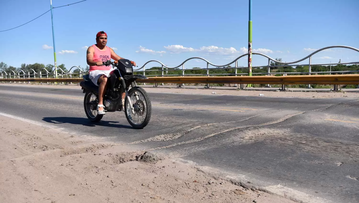 El joven escapó hasta que vio a los efectivos de la Policía Vial y se arrojó. ARCHIVO